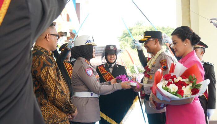 Kapolres Baru AKBP Heru Antariksa Cahya Disambut Rampak Silat hingga Tradisi Pedang Pora di Mapolres Sragen