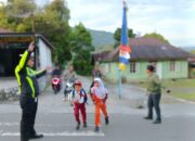 Polisi Sigap di Depan Sekolah, Polsek Silih Nara Pastikan Pelajar Menyeberang dengan Aman