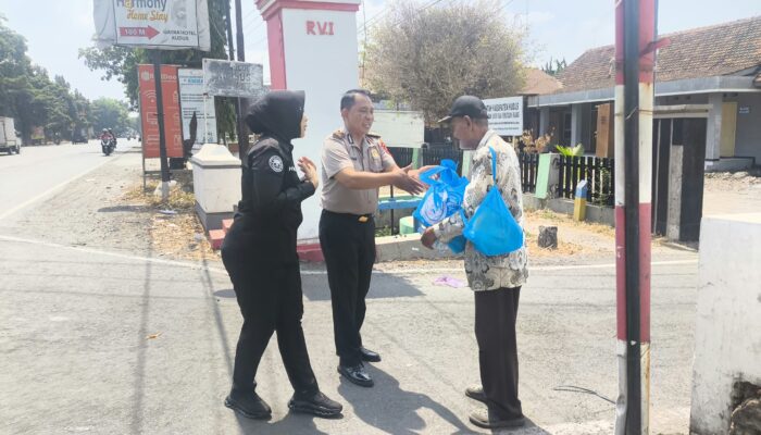 Sambut HUT Humas Polri ke-75, Polres Kudus Salurkan 10 Paket Baksos untuk Warga Kurang Mampu